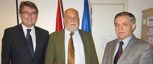 Auf dem Foto v.l.n.r.: Christian Macek, Thomas Wieser und Botschafter Heiss