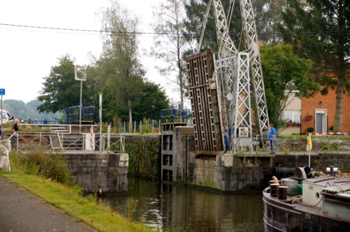 Muss mit der Hand bewegt werden: eine Klappbrücke am Kanal von Blaton nach Ath